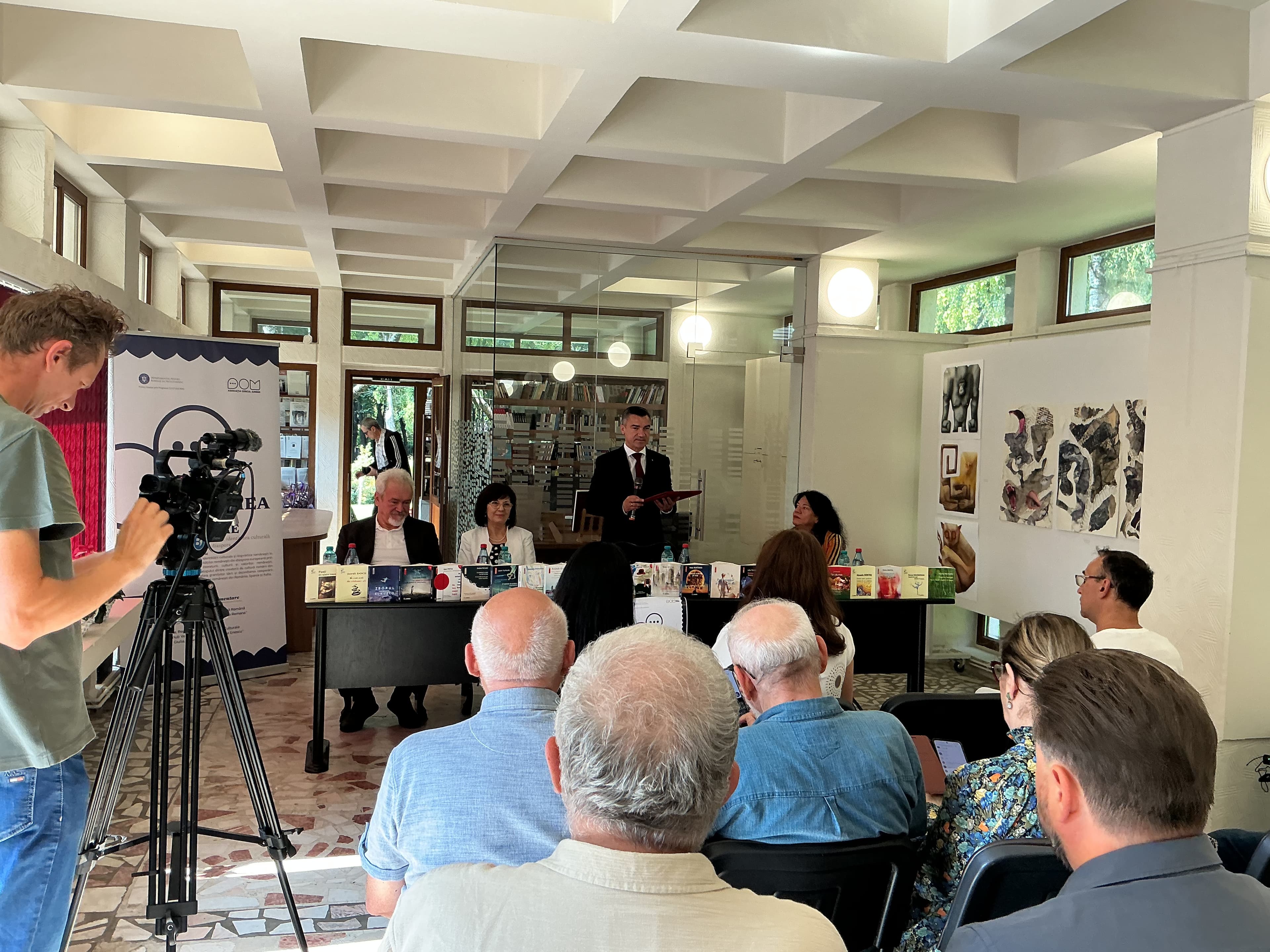 Public și vorbitori la conferința de deschidere din Iași.
