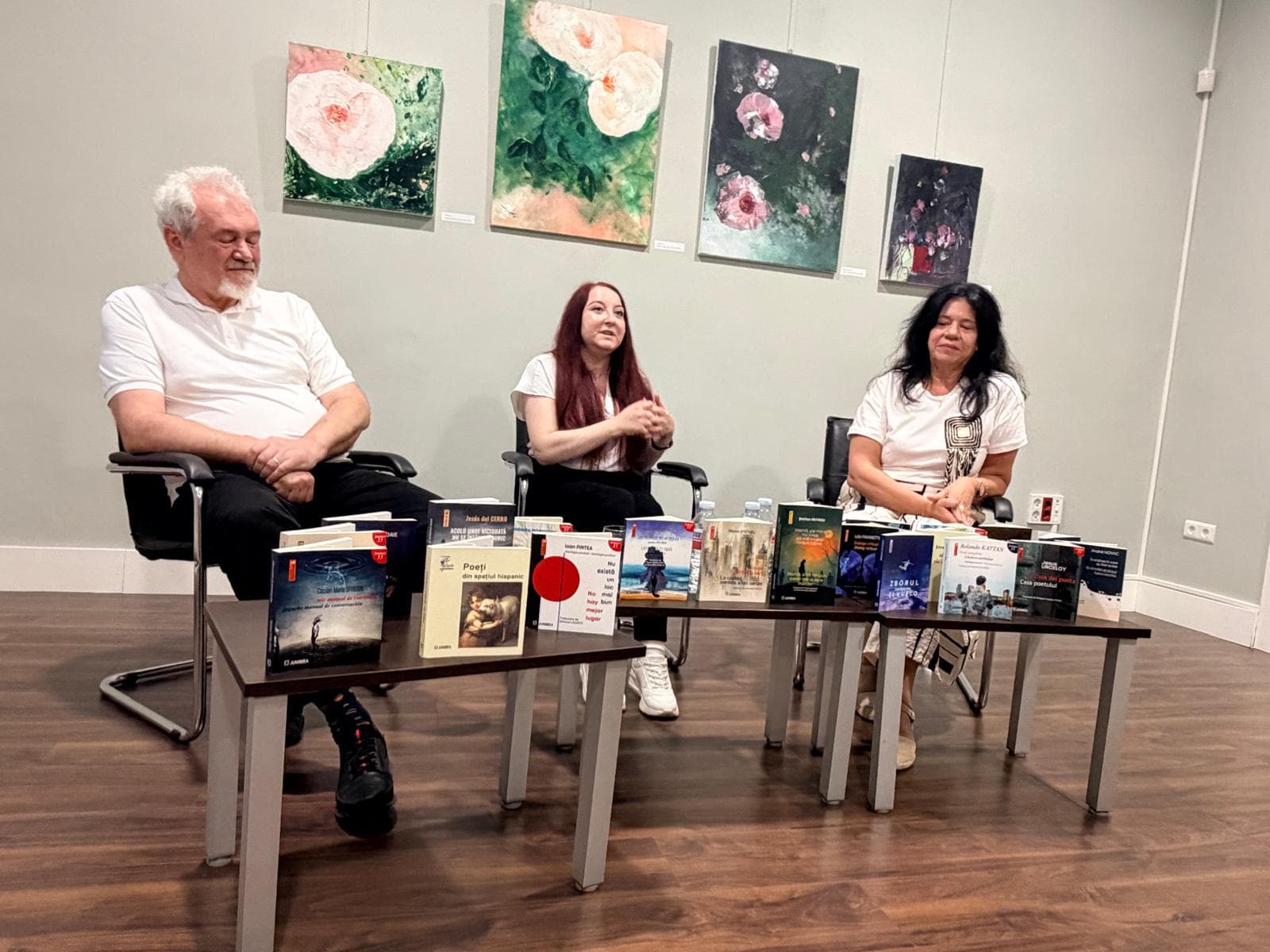 Participanți la o discuție despre cartea românească, la Institutul Cultural Român din Madrid.