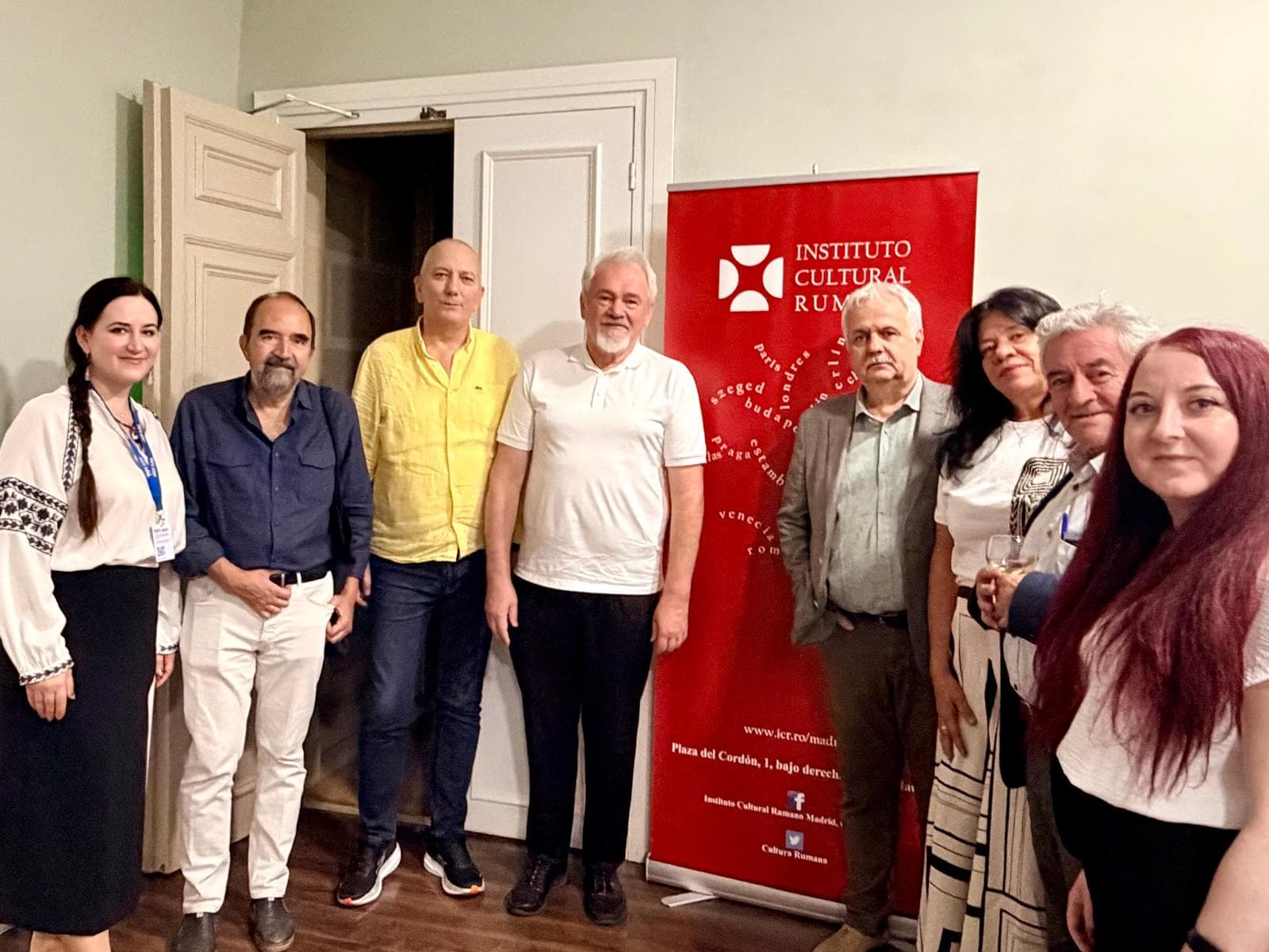 Fotografie de grup la Institutul Cultural Român din Madrid.